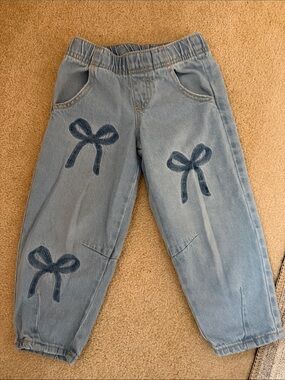 Bow-Accent Barrel Jeans